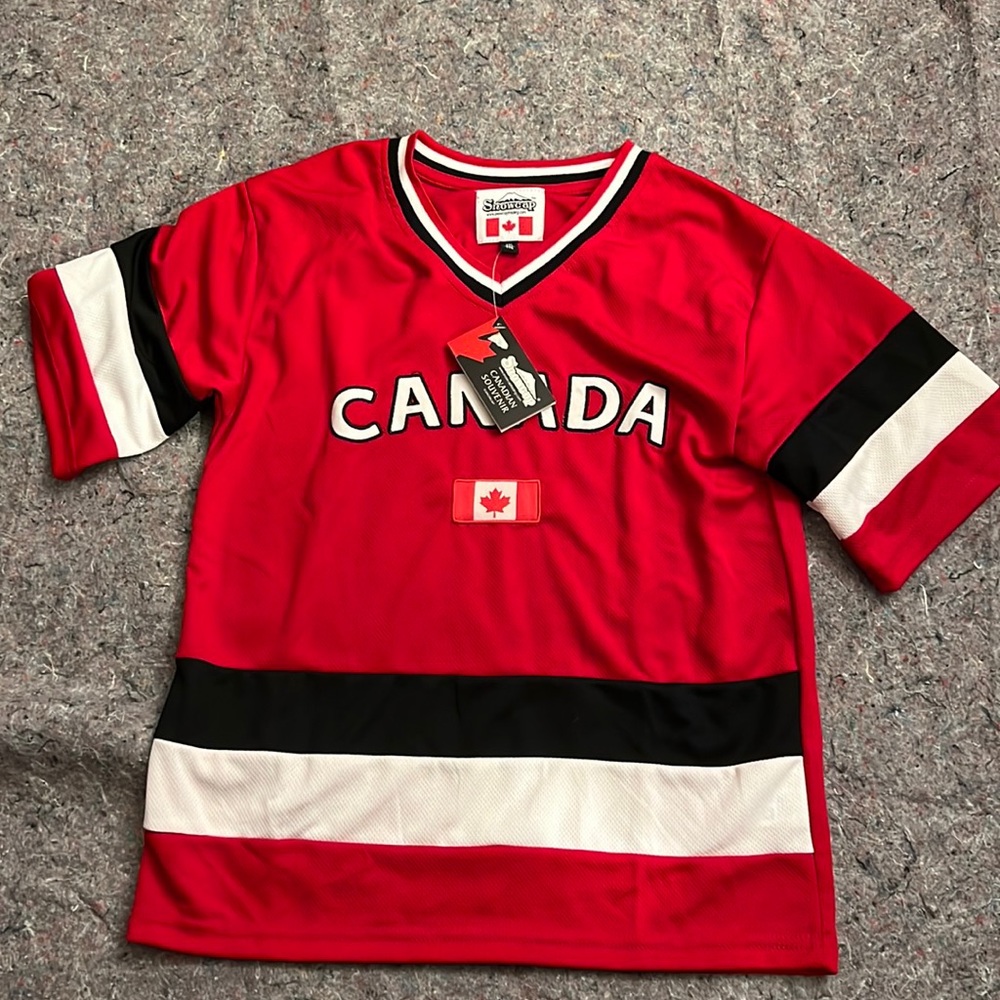 BNWT Youth Sz XXL Canada Hockey Jersey
